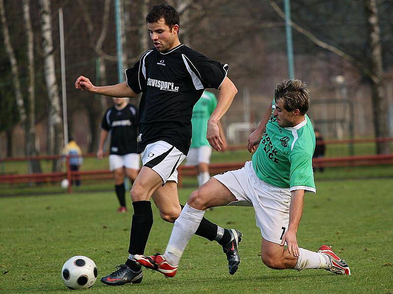 Fotbalové utkání krajského přeboru mužů / FK Topmen Spartak Kaplice - FK Slavoj Český Krumlov 0:3 (0:3).