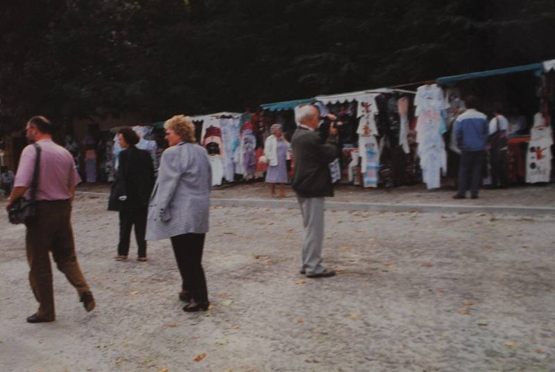 Český Krumlov v roce 1994. Tržiště v Jelení zahradě.