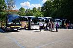 Na nový bus stop A jezdí od soboty většina zájezdových autobusů, turisté tak nemusí přes hlavní silnici.