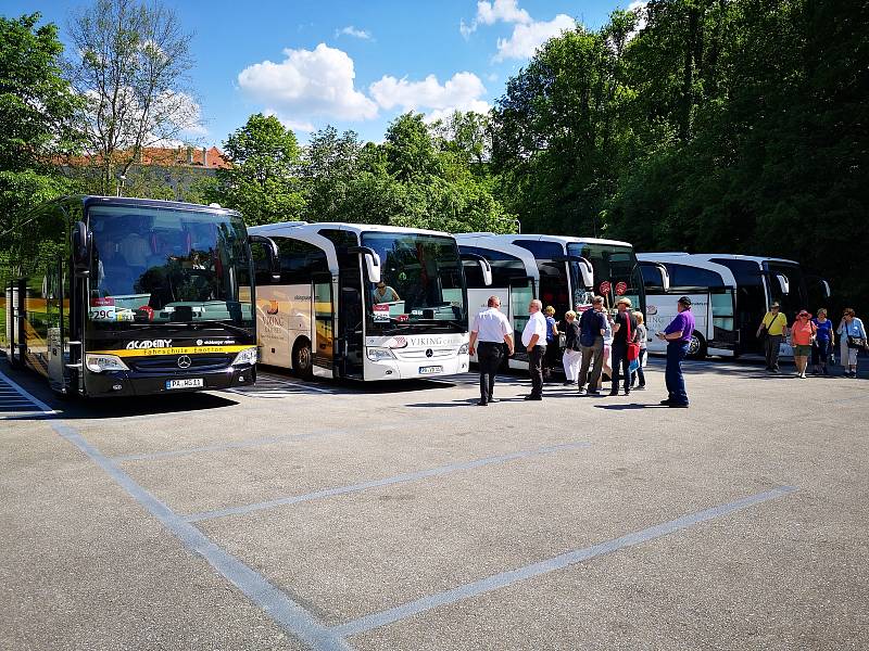 Na nový bus stop A jezdí od soboty většina zájezdových autobusů, turisté tak nemusí přes hlavní silnici.