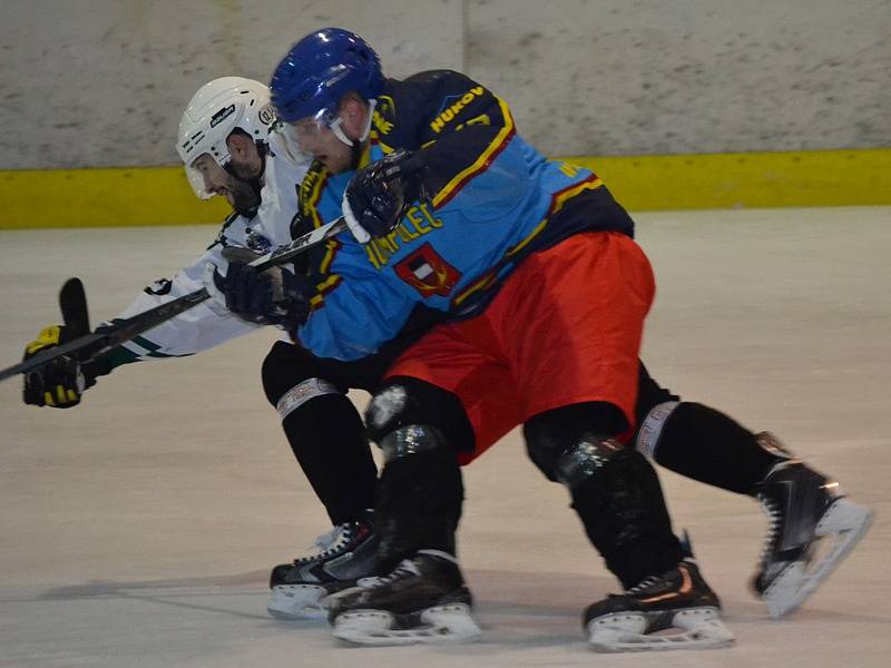 1. čtvrtfinále play off krajské ligy: HC Slavoj Č. Krumlov (v bílém) - TJ Jiskra Humpolec 6:0 (2:0, 2:0, 2:0).