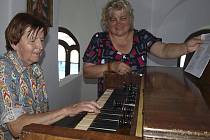 Zdeňka Herálová (vlevo), jež se stará o kapli Panny Marie v Markvarticích, si tady čas od času zahraje na harmonium. Na snímku s katechetkou Štěpánkou Talířovou.