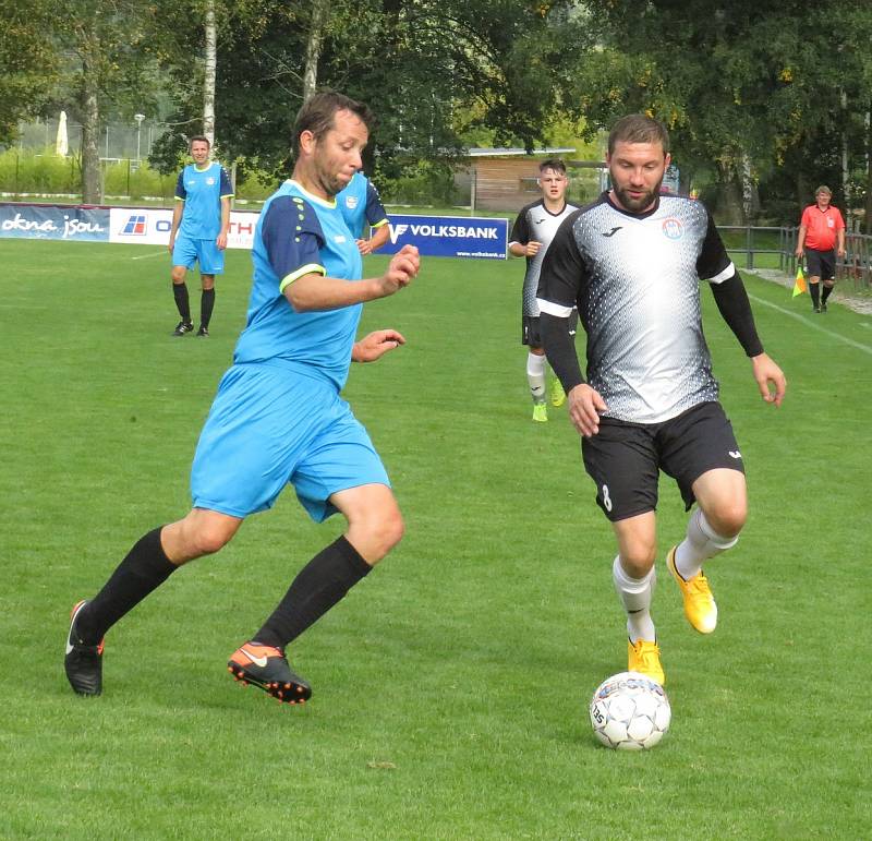 Fotbalisté Kájova (v modrém) podlehli na půdě kaplického béčka 1:3.