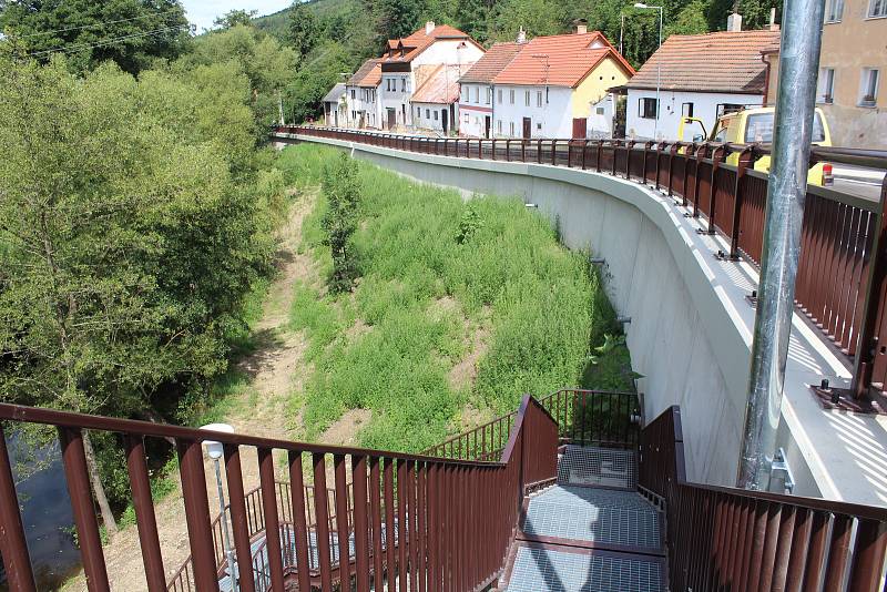 Silnice včetně opěrné zdi v ulici u U Jáníčka v Křemži už je defacto hotová.