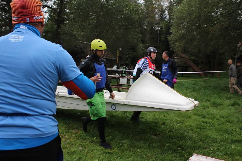 Velké zápolení Krumlovského vodáckého maratonu v Českém Krumlově.