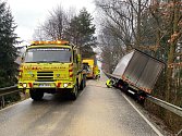 Jednotka SDH Velešín pomohla zpátky na silnici kamionu, který sjel na ledovce z vozovky a byl opřený o svodidla a stromy.