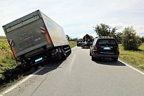 Nákladní automobil skončil v příkopu silnice u Dolního Třebonína.