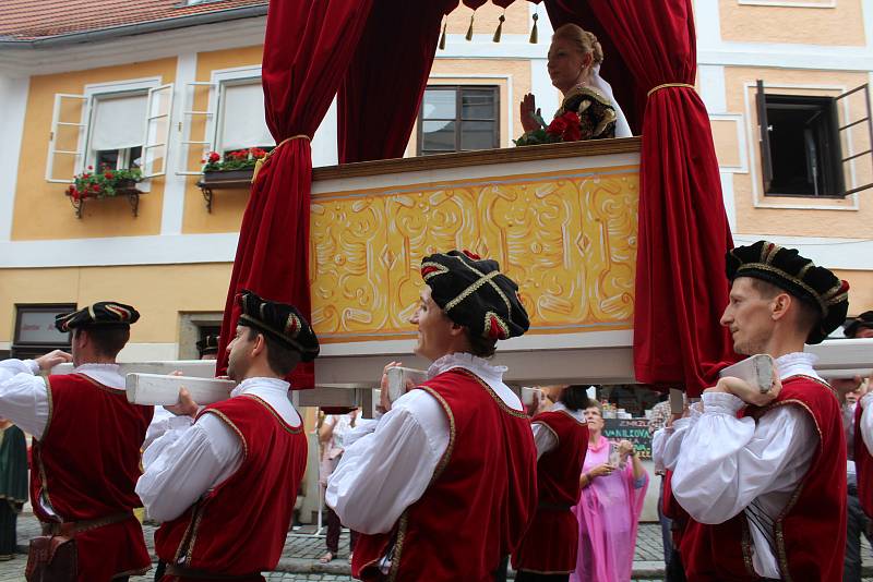 Krásnou podívanou opět návštěvníkům Krumlova připravil hlavní kostýmovaný průvod Slavností pětilisté růže.