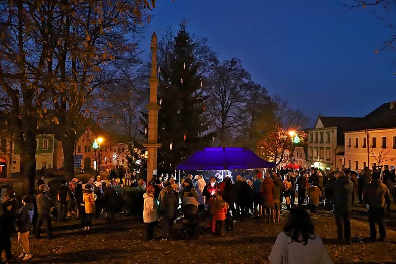 Zahájení adventu a rozsvícení vánočního stromu ve Vyšším Brodě.