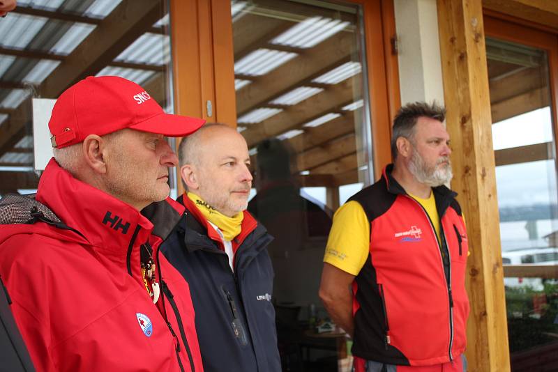 Krumlovští vodní záchranáři v čele s Milanem Bukáčkem mají na Dolní Vltavici novou loděnici.
