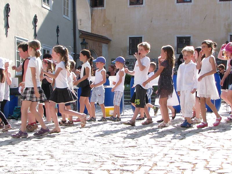 Dětské sbory českokrumlovské zušky četné diváky jako vždy skvěle pobavily.