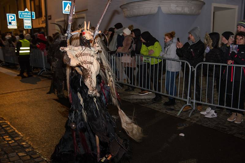 Diváci se během Krampus show v Kaplici náramně bavili.