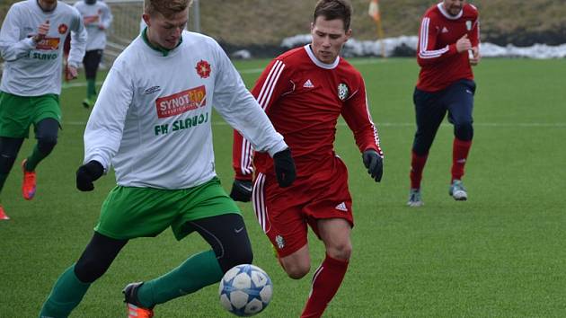 GÓLOVÝ NÁVRAT do krumlovské sestavy zažil tentokrát na hrotu se pohybující Jakub Wagner (vlevo v souboji s jankovským Františkem Loškem), jenž zaznamenal obě trefy vítězů. 