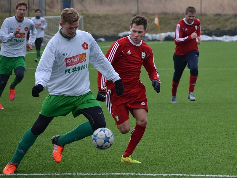 GÓLOVÝ NÁVRAT do krumlovské sestavy zažil tentokrát na hrotu se pohybující Jakub Wagner (vlevo v souboji s jankovským Františkem Loškem), jenž zaznamenal obě trefy vítězů. 