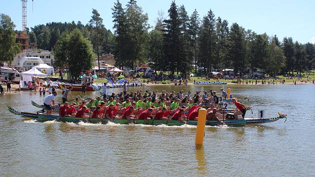 Lipno Sport Fest 2020 vyvrcholil závodem dračích lodí.