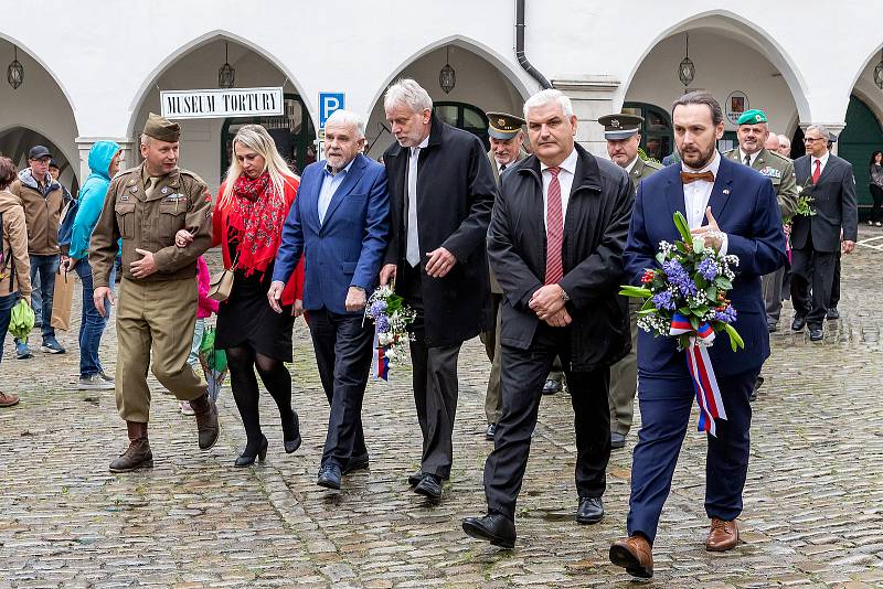 Navzdory dešti se uskutečnil pietní akt na českokrumlovském náměstí ve vší důstojnosti a lesku. V Jelení zahradě byl po celou sobotu k vidění dobový vojenský tábor a zábavný program nabídl hostinec Depo.