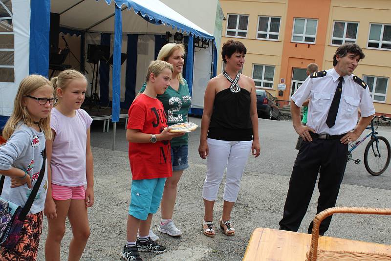 V Rožmitále se lidé všeho věku bavili třeba při soutěži v pojídání koláčů. Program ale postupně uvedl řadu vystoupení.