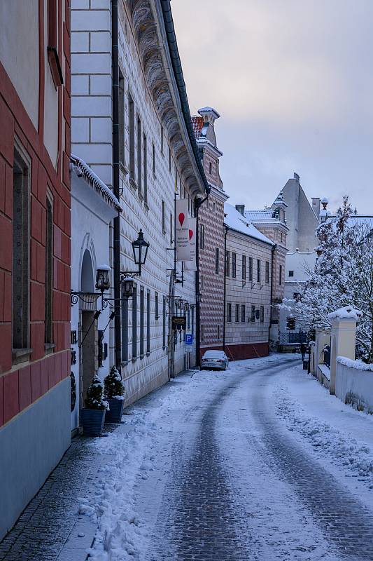 Zasněžený Český Krumlov v celé své kráse.