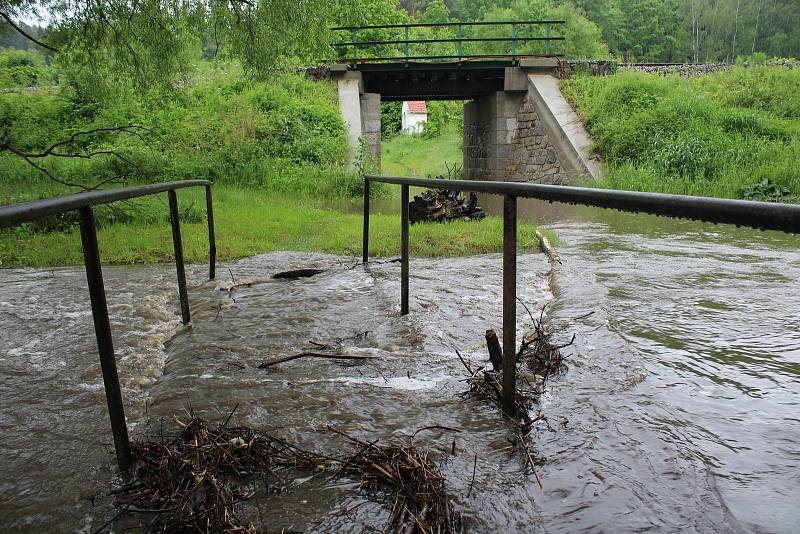 Polečnice v Kladenském Rovném na Českokrumlovsku zatopila mostek.