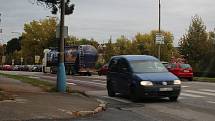Chvalšinská ulice v Českém Krumlově s cedulkou, která upozorňuje  šoféry na radary.