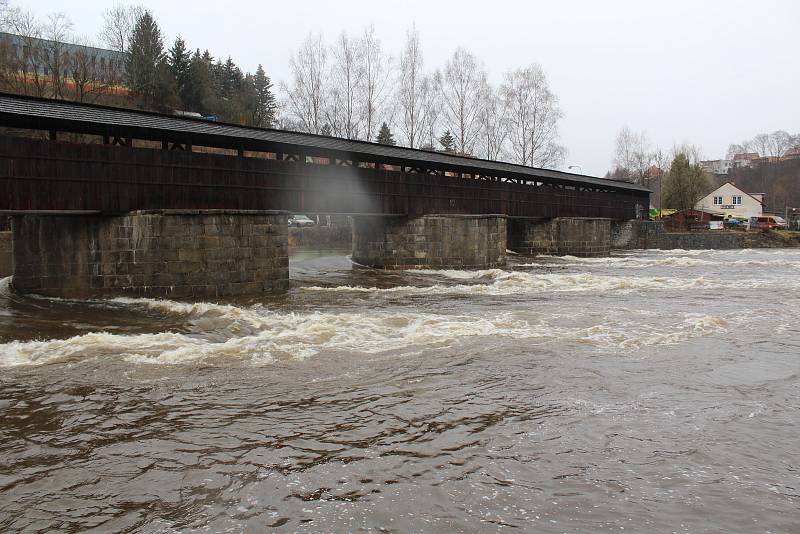 Vltava v Českém Krumlově dosáhla v sobotu dopoledne ke druhému povodňovému stupni.