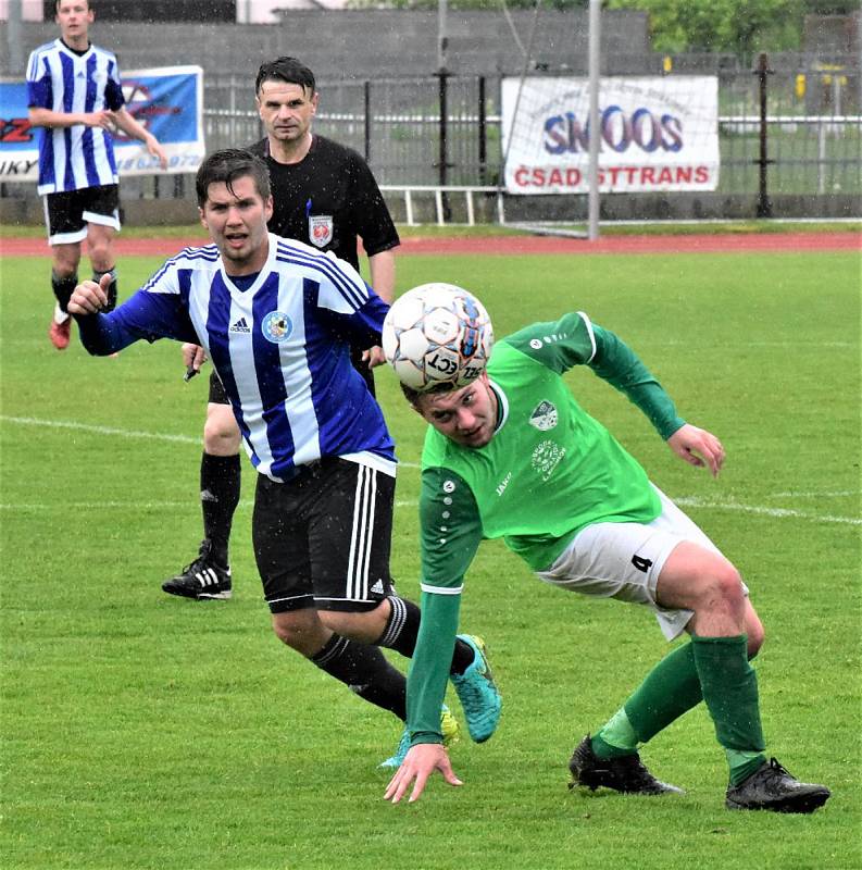 KP muži – 25. kolo: TJ Blatná (modrobílé dresy) – FK Slavoj Český Krumlov 1:3 (0:1).