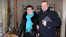 Partneři Michaela Rybáková a Tomáš Komorous ze Svitav byli příjemně překvapeni, když se dozvěděli, že paní Míša je jubilejní návštěvnice.