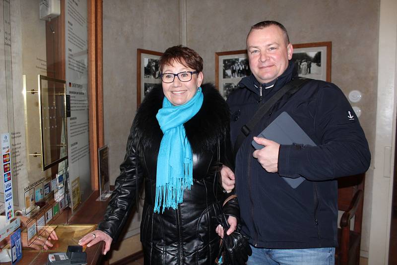 Partneři Michaela Rybáková a Tomáš Komorous ze Svitav byli příjemně překvapeni, když se dozvěděli, že paní Míša je jubilejní návštěvnice.