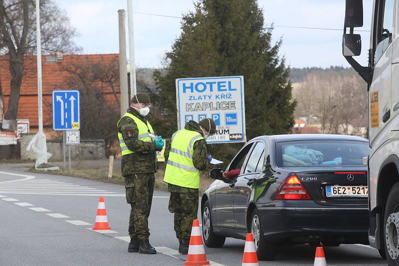 Na hranicích zastavují řidiče policisté. Ve spolupráci s vojáky a hasiči měří cestujícím teplotu a informují je o tom, co mají po příjezdu domů dělat.