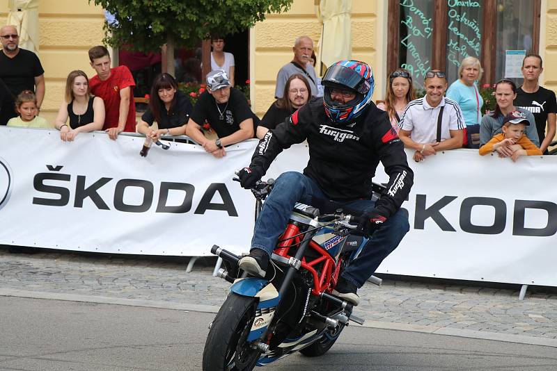 Grand Prix Kaplice otevřel motocyklový kaskadér Martin Krátký který předvedl své mistrovství v sedle Yamahy a MZ.