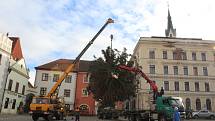 Pokus číslo jedna. Instalace vánočního stromu v pondělí na českokrumlovském náměstí.