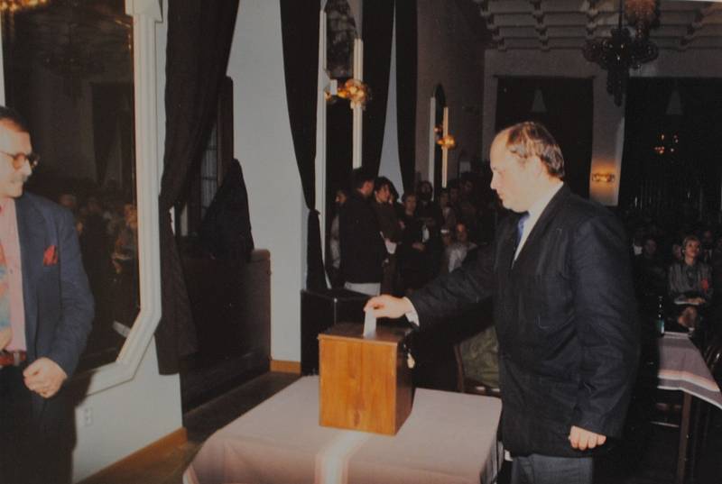 Český Krumlov v roce 1994. 1. prosince - 1. veřejné zasedání městského zastupitelstva (po listopadových komunálních volbách). MVDr. Jiří Bicek u hlasovací urny.