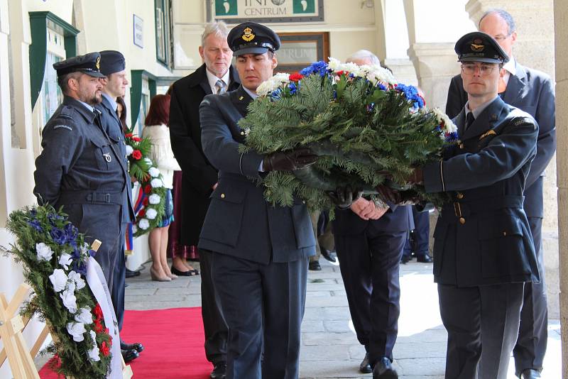 Slavnostní pietní akt s předáním slavnostního praporu policejní zásahové jednotce se odehrál v sobotu dopoledne na českokrumlovském náměstí.