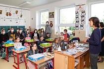 Prvňáčci v Dolním Třeboníně mají za sebou první školní den.