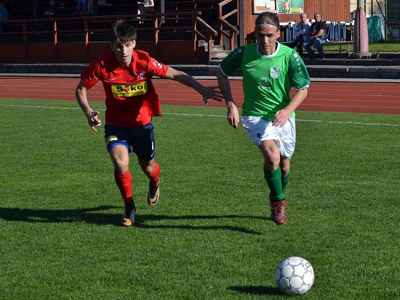 KP – 22. kolo: FK Slavoj Český Krumlov (zelené dresy) – SK Siko Čimelice 1:1 (1:0).