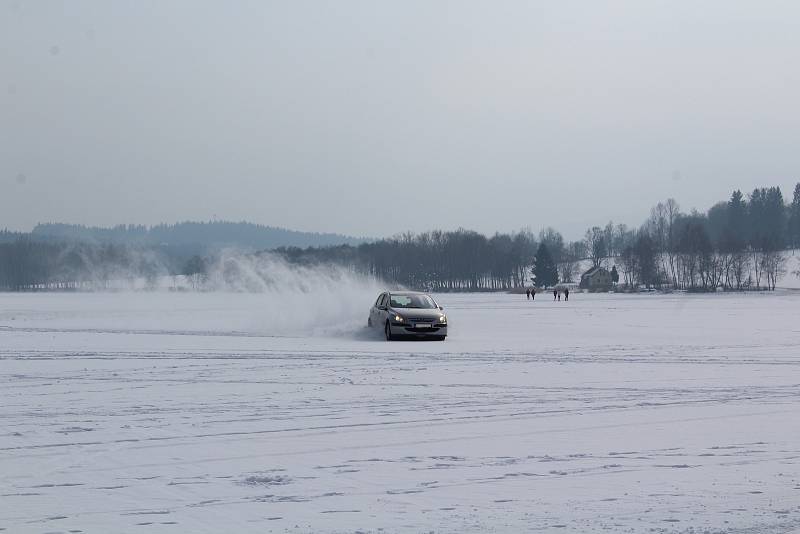 O víkendu v Horní Plané jezdilo přes zamrzlé Lipno jednou auto za druhým.