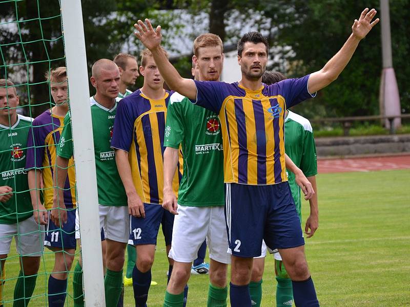 Česká divize (skupina A) - 1. kolo: FK Slavoj Český Krumlov (zelené dresy) - SK Senco Doubravka 0:1 (0:0).