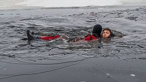 Nácvik záchrany osob probořených z ledu v lipenském jezeře.