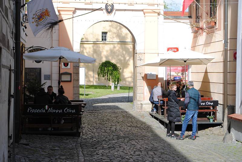 Hospodské zahrádky jsou první den otevřené i v Českém Krumlově. Většina hospod a kaváren ale měla 17. 5. 2021 zavřeno.