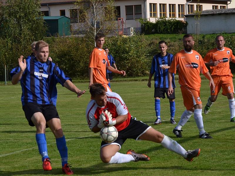 Oblastní I.B třída (skupina A) - 8. kolo: Sokol Chvalšiny (modročerné dresy) - FC Šumava Frymburk 1:2 (1:1).