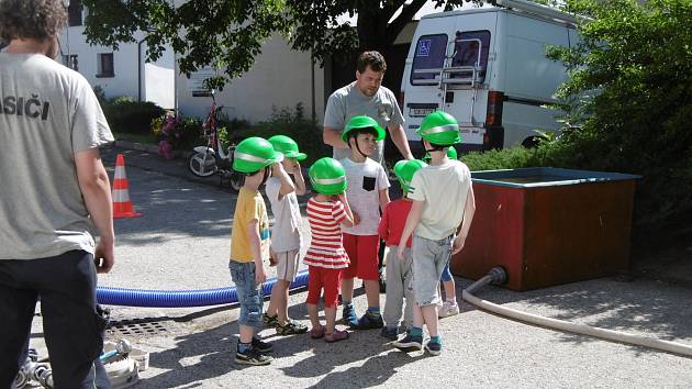 Dětský den přichystali hasiči z Prostředních Svinců spolu s hasiči dolnotřebonínskými.