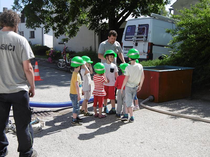 Dětský den přichystali hasiči z Prostředních Svinců spolu s hasiči dolnotřebonínskými.