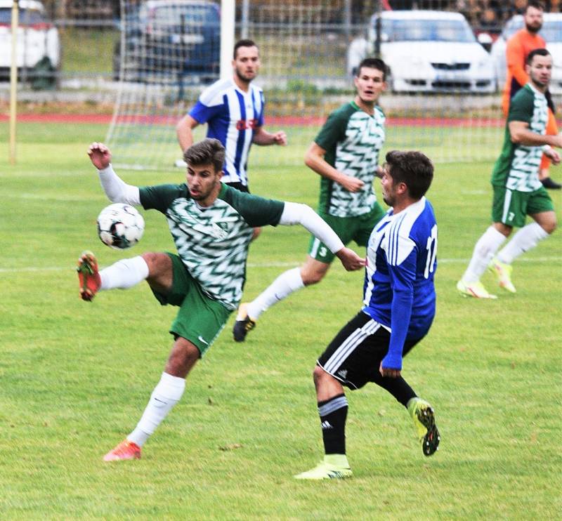 Českokrumlovští fotbalisté (v zelenobílém) potvrdili v Blatné roli favorita a poslední tým krajského přeboru deklasovali 7:0.