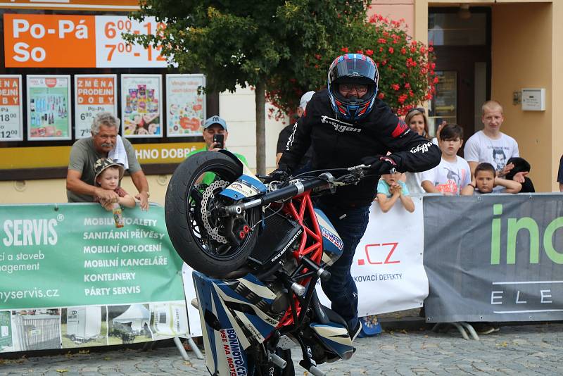 Grand Prix Kaplice otevřel motocyklový kaskadér Martin Krátký který předvedl své mistrovství v sedle Yamahy a MZ.