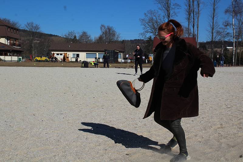 První Hornoplánské zimní hry na pláži u Lipna.