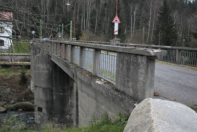 Most přes Vltavu pod lipenskou elektrárnou.