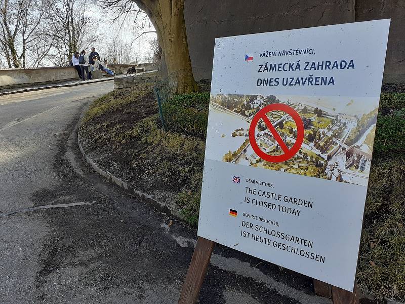 Český Krumlov ještě před uzavřením okresů. Téměř jarní počasí přilákalo do města výletníky.