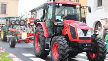 Spanilá jízda traktorů a zemědělské techniky Kaplicí při městských slavnostech.