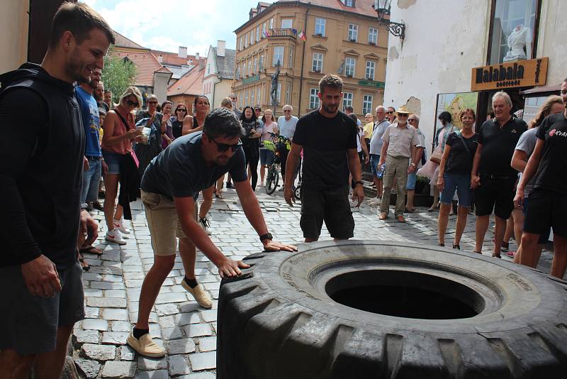 Akce Převal gumu překvapila i pobavila obyvatele a návštěvníky Českého Krumlova.