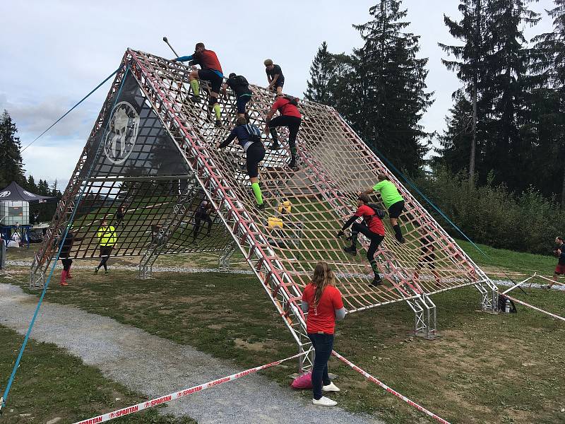 Jeden z nejpopulárnějších závodů překážkového běhání v extrémních podmínkách na světě se o víkendu konal na Lipně.